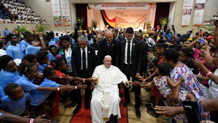 Le Pape saluant les élèves de la «Caritas Technical Secondary School».