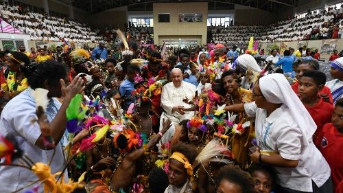 La festa del Papa coi bambini disabili e poveri di Port Moresby: "Nessuno è un peso"