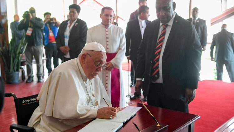 En la visita al Gobernador general, Bob Bofeng Dadae , el Papa firma del Libro de Honor.r .