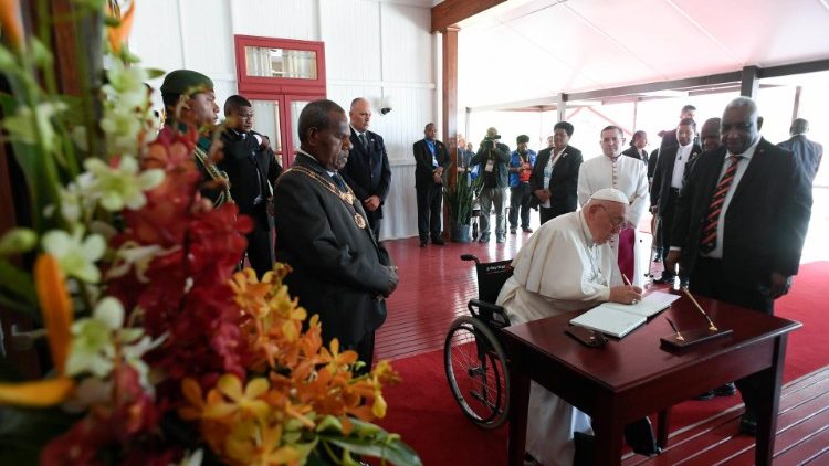 El Papa firma el libro de honor