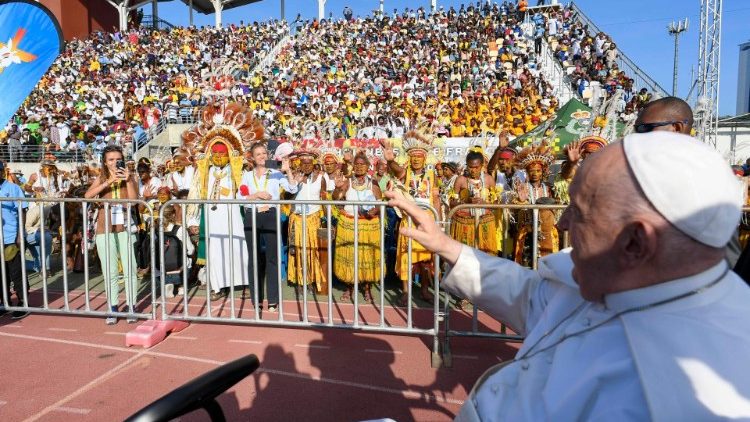 Il Papa compie un giro in golf-cart tra i fedeli presenti nella spianata prima della Messa