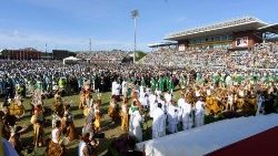 Rund 35.000 Gläubige waren zur Messe und dem anschließenden Angelus-Gebet diesen Sonntag mit Papst Franziskus in Papua-Neuguinea ins „Sir John Guise“-Stadion gekommen