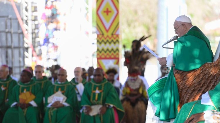 Papa Francesco celebra la Messa nello stadio di Port Moresby