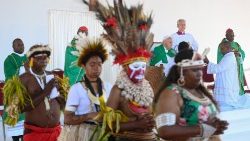 O Papa Francisco durante a Missa celebrada no Estádio Sir John Guise, em Port Moresby (Vatican Media)