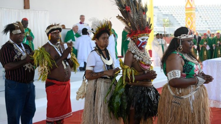 O Papa Francisco celebra a Missa na Estádio de Port Moresby (Vatican Media)