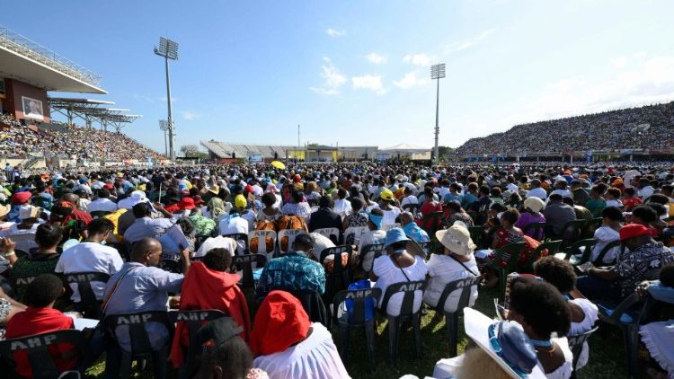 O Papa Francisco celebra a Missa no Estádio de Port Moresby (Vatican Media)