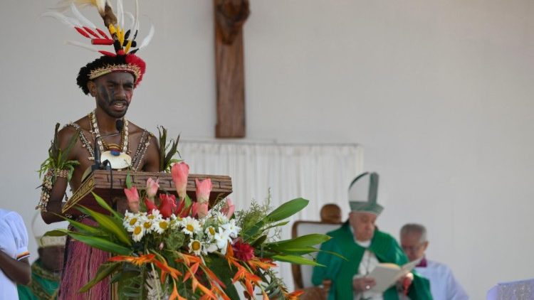 O Papa Francisco celebra Missa no Estádio de Port Moresby (Vatican Media)