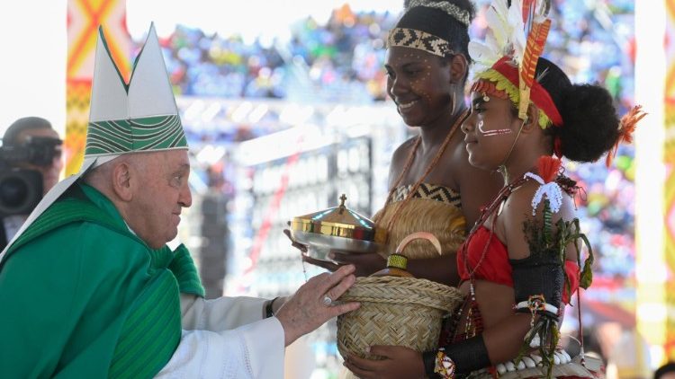 El Papa en la Misa en el Estadio Sir John Guise de Puerto Moresby, en Papúa Nueva Guinea.