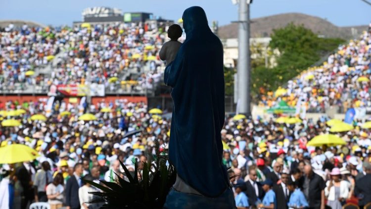 Pope Francis celebrates Mass for the faithful of Papua New Guinea