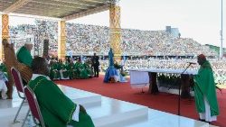 Pope Francis celebrates Mass in Port Moresby