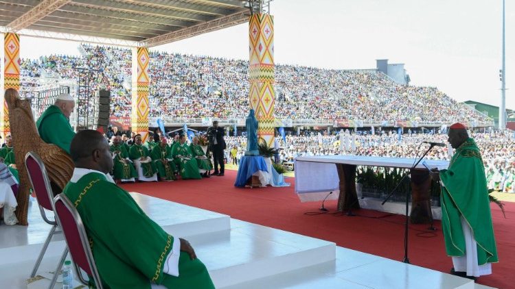 Pope at Mass in PNG: God draws close to those who feel far away