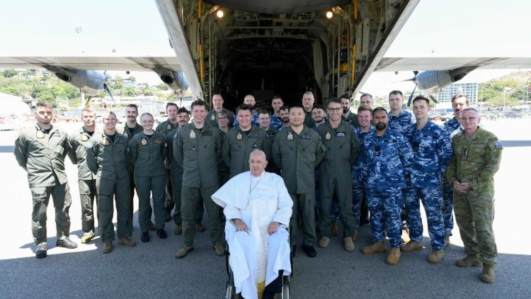 Der Papst vor dem Militärflieger