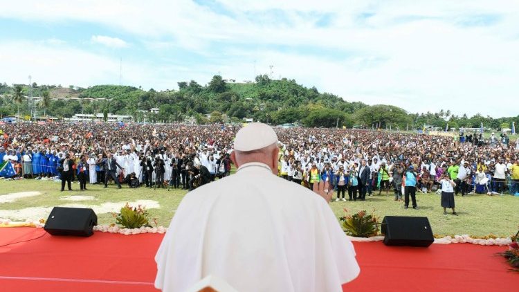 El Santo Padre ante llos fieles y peregrinos de Vanimo