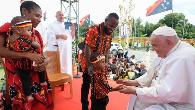 L'incontro di Francesco con i fedeli della diocesi di Vanimo