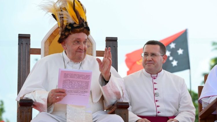 En un gesto de agradecimiento el Papa viste la corona de plumas obsequiada por los fieles de Vanimo