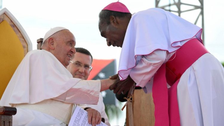 El Papa agradece al obispo de Vanimo, monseñor Francis Meli sus palabras de bienvenida