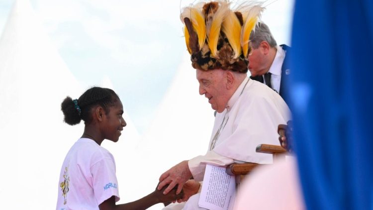 Un chapeau traditionnel a été remis au Pape François par les fidèles du diocèse de Vanimo.