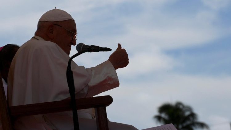 Papst Franziskus spricht zu den Gläubigen in Vanimo