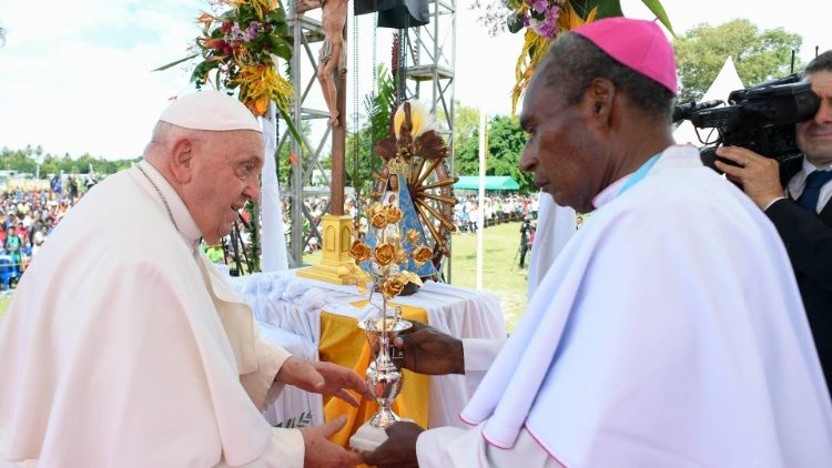 El Papa hace entrega a la Diócesis de Vanimo la Rosa de Oro que fue depuesta ante la  imagen de la Virgen de Luján como signo de devoción mariana.