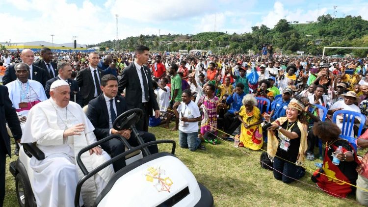 Der Papst begegnet den Gläubigen von Vanimo 