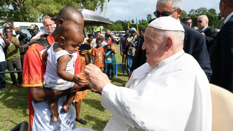 El Papa saluda con cariño a los fieles - más de 21 mil- presentes en la explanada de la Iglesia de la Santa Cruz de Vanimo