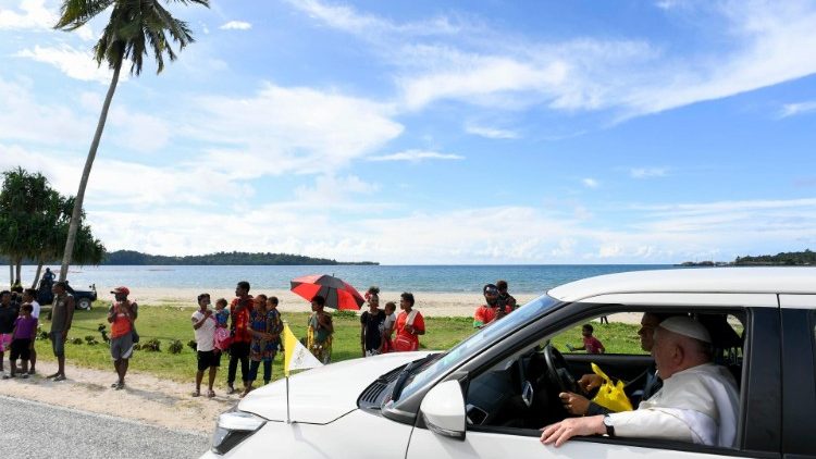 Il Papa in macchina verso il villaggio di Baro per incontrare i missionari e la popolazione