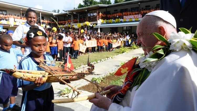 Un bimbo cieco offre un dono al Papa