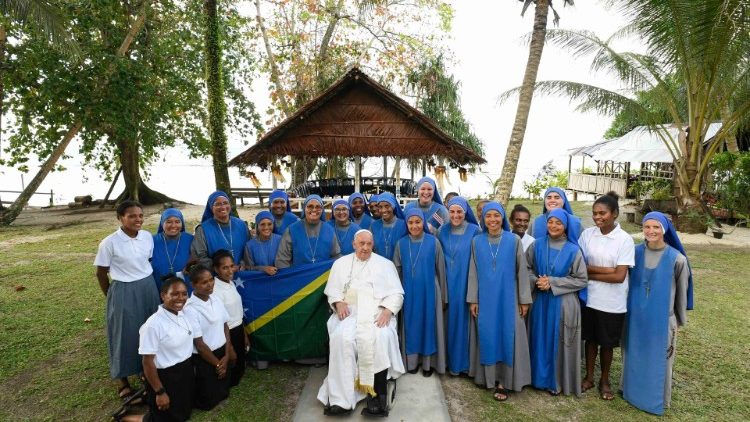 Francisco com as religiosas que atuam na missão em Vanimo