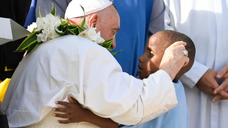 Il Papa con un bimbo della Holy Trinity Humanistic School per l'incontro con i missionari a Baro