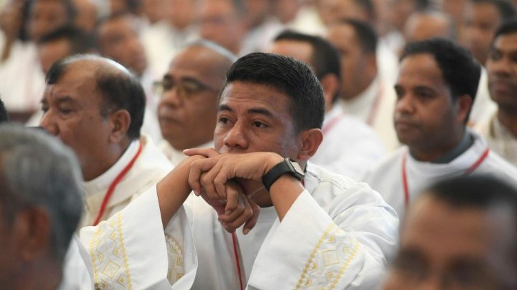 Sacerdoti in ascolto del Papa (© Vatican Media)