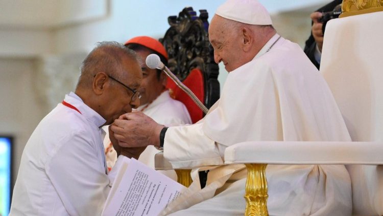 Don Sancho besa las manos del Papa Francisco