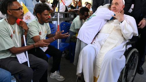 Le Pape parmi les enfants handicapés de Dili 