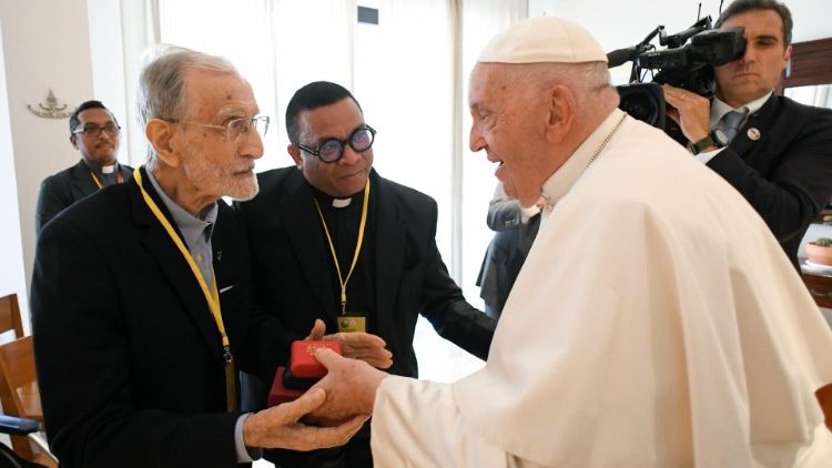 Papst Franziskus und Pater João Felgueiras SJ, 103 Jahre, beim privaten Treffen mit den Jesuiten in Osttimor am 10.9.2024