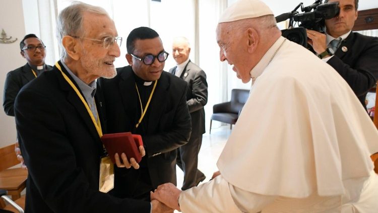 Francisco cumprimenta o Padre João Felgueiras, de 103 anos, um dos três jesuítas mais idosos do mundo