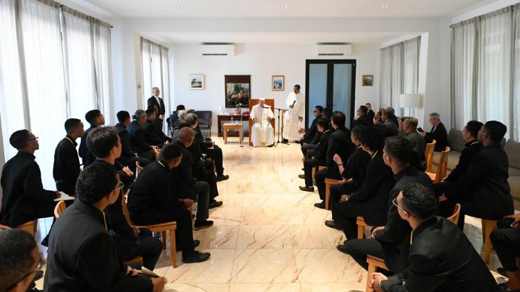 Un momento del encuentro del Papa con los jesuitas timorenses en la sala de la nunciatura.