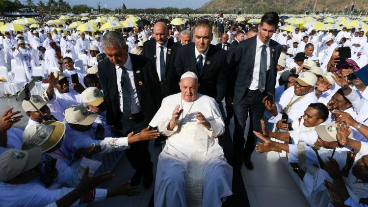 Papst in der Menge bei der Messe