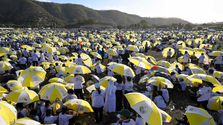 Un'immagine di folla - circa 600 mila persone - alla Messa a Dili