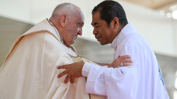 Salutation du Pape au cardinal Carmo da Silva à la fin de la messe