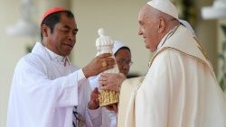 El Papa junto al Cardenal do Carmo da Silva en la Misa en la explanada de Taci Tolu