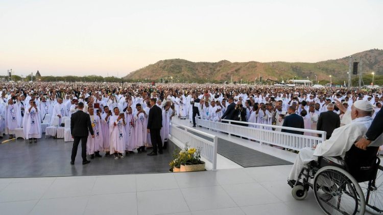 The Pope greets Massgoers