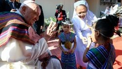 2024.09.10 Viaggio Apostolico in Timor-Leste - Visita ai bambini con disabilita' della scuola Irmas Alma