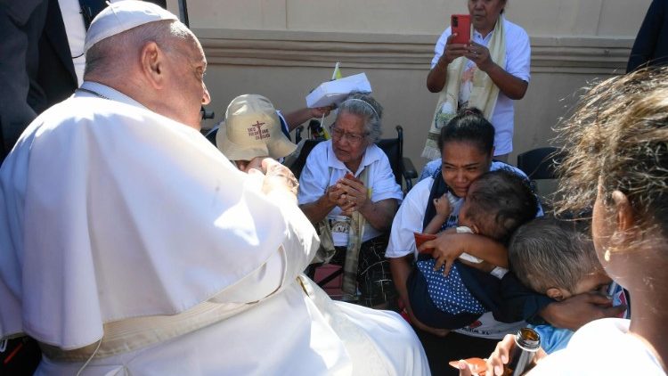 Papa Francisko alitembea shule ya walemavu