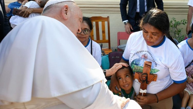 2024.09.10 Papież spotyka dzieci niepełnosprawne w ośrodku Irmãs Alma w Timorze Wschodnim