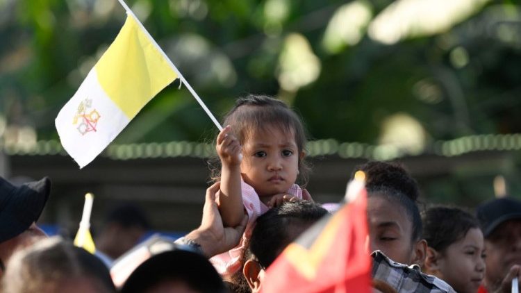 Gente en las calles de Dili para saludar al Papa