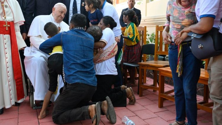 El Papa abraza a una familia que llora