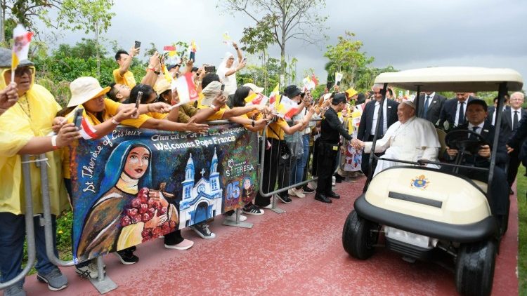 El Papa saluda a los fieles a la salida del Aeropuerto de Singapur