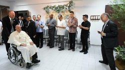 Papst Franziskus und die Jesuiten beim Treffen im St. Francis Xavier Retreat Center in Singapur