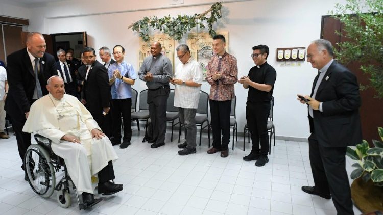 Papst Franziskus und die Jesuiten beim Treffen im St. Francis Xavier Retreat Center in Singapur