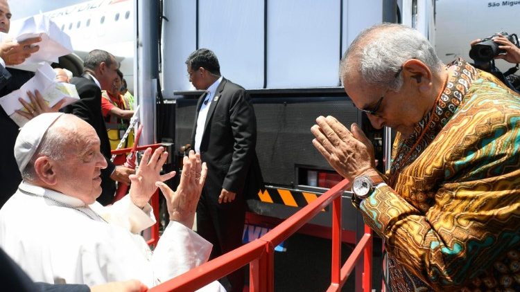 Tổng thống Đông Timor đón chào ĐTC Phanxicô tại sân bay thủ đô Dili, Đông Timor