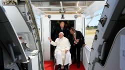 Papst Franziskus verlässt in Singapur das Flugzeug